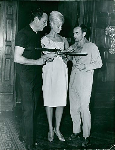 Vintage fotó Eddie Constantine, a Charles Aznavour egy fegyvert együtt nő.