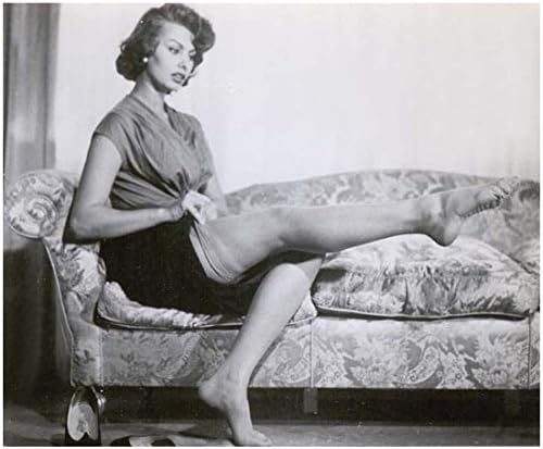 Sophia Loren Tartja Lábát Ül a Kanapén 8 x 10 Inch-Fotó